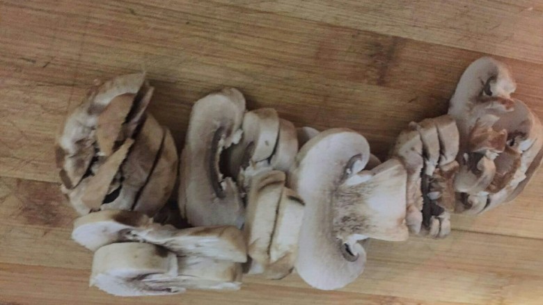 菜心炒蘑菇✨🍵,蘑菇切片。