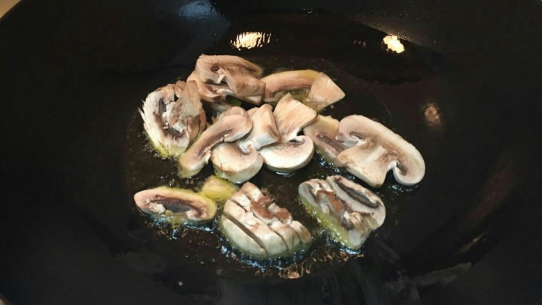 菜心炒蘑菇✨🍵,先把蘑菇倒进去大火煸炒。30秒