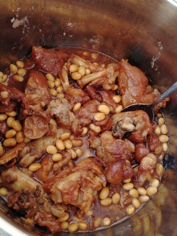 玫瑰猪蹄,泄压后，猪蹄会非常软，在余温里泡一小时，黄豆吸满了汤汁，猪蹄凉后会很劲道。