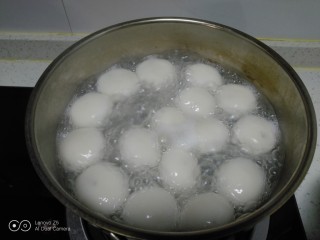 花生、芝麻汤圆,锅中放入适量水，水开后放入汤圆。