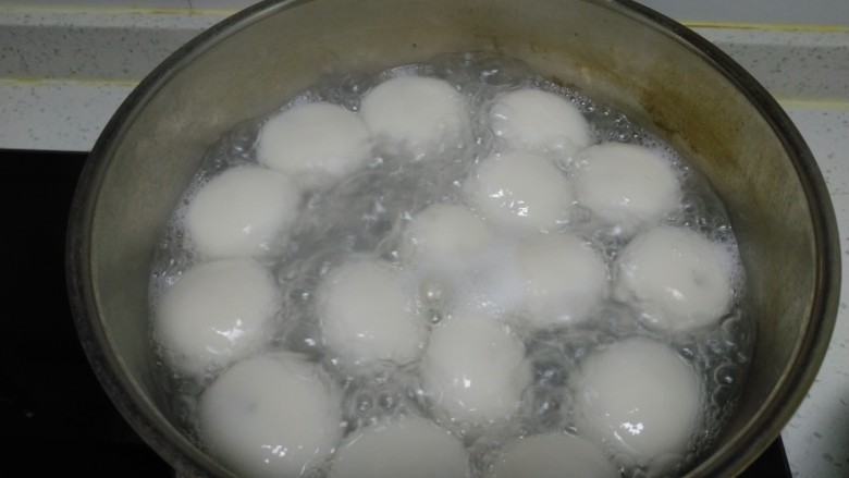 花生、芝麻汤圆,锅中放入适量水，水开后放入汤圆。