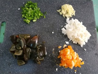 上汤豆苗（简易版）,首先，将咸鸭蛋煮熟，蛋白和蛋黄分开切碎，皮蛋切小块，蒜瓣切碎，葱切成葱花