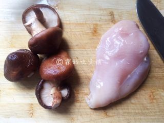 香菇鸡胸肉丸,鲜香菇和鸡胸肉
