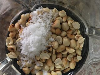 花生酱,将糖、盐、去皮的花生米放入料理机