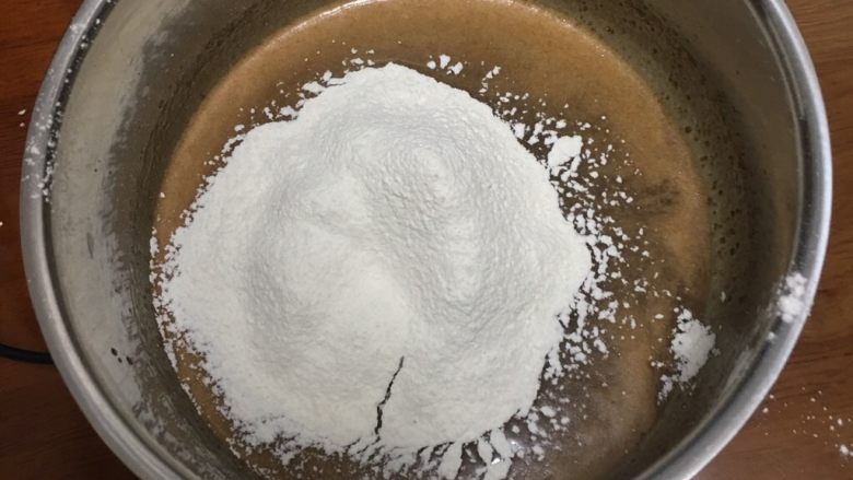 红糖蔓越梅蛋糕,用打蛋器低速搅拌至混合，过筛低筋粉。