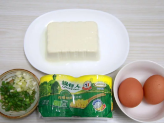 玉米滑蛋嫩豆腐,将所需食材准备好。葱白与葱绿分开。