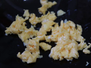 玉米滑蛋嫩豆腐,锅中加热一匙油烧热后倒入鸡蛋炒到七分熟盛起备用。