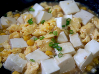 玉米滑蛋嫩豆腐,煮快滚时加入鸡蛋与葱花煮10秒。