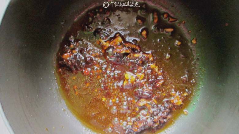 牛肉扯面,取一大锅，热锅冷油，放入火锅底料，炒出香味。