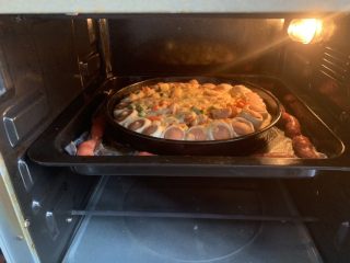猪五花肉#花边披萨#,预热 烤20分钟170度