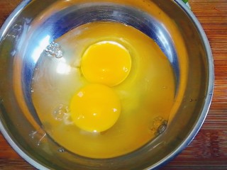 鸡蛋胡萝卜丝,碗里打入两颗鸡蛋