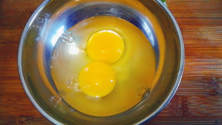 鸡蛋胡萝卜丝,碗里打入两颗鸡蛋