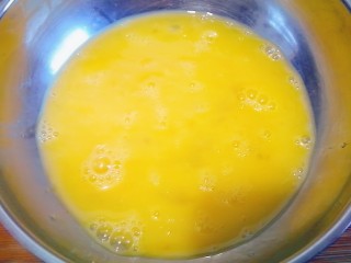 鸡蛋胡萝卜丝,加入少量盐搅拌均匀