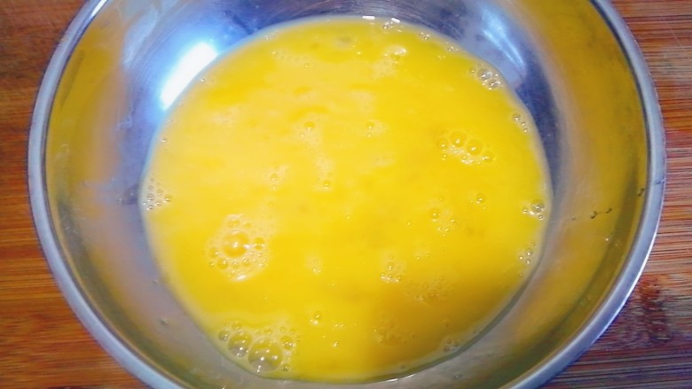 鸡蛋胡萝卜丝,加入少量盐搅拌均匀