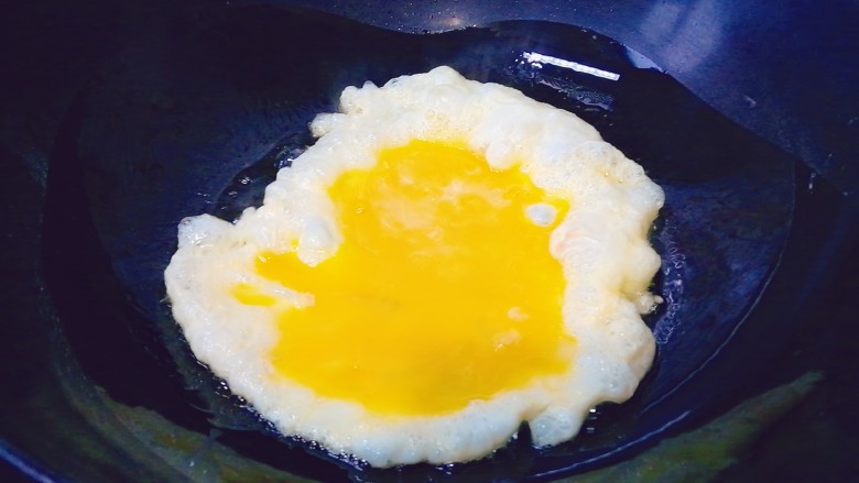 鸡蛋胡萝卜丝,热锅凉油煎鸡蛋