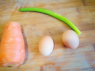 鸡蛋胡萝卜丝,准备好胡萝卜，鸡蛋，葱