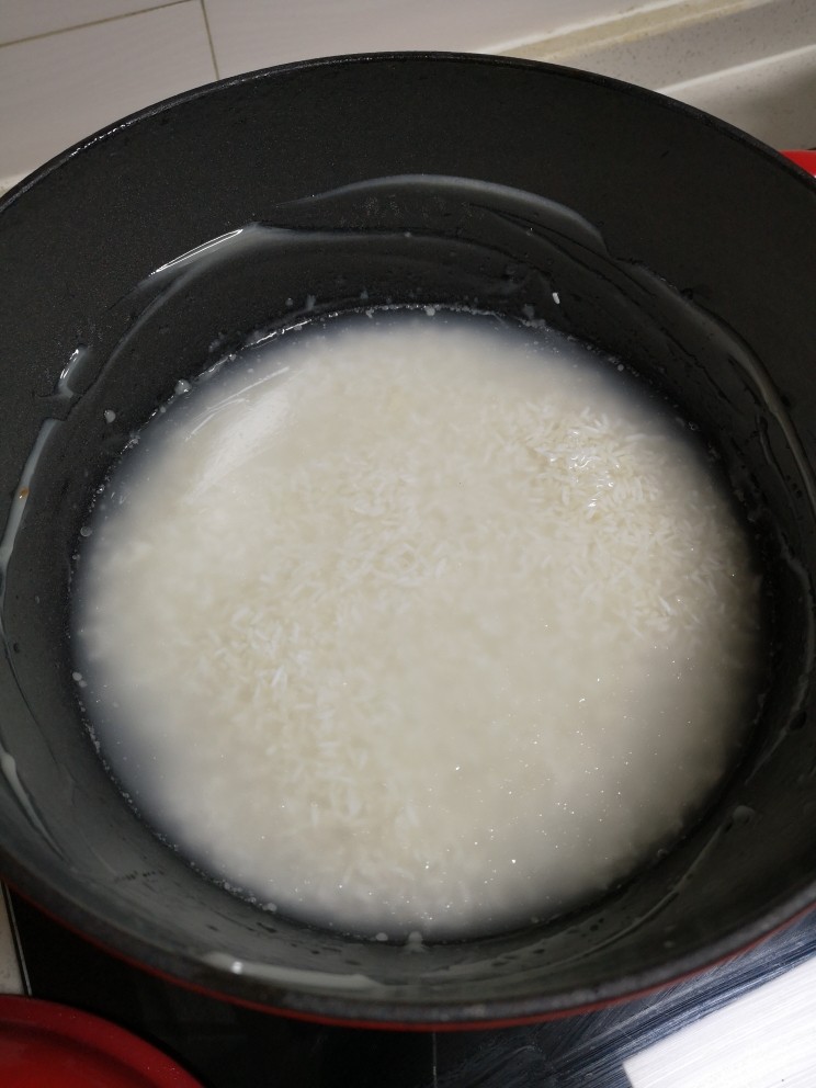 双腊煲仔饭,倒入泡好的米，水量没过米一小指