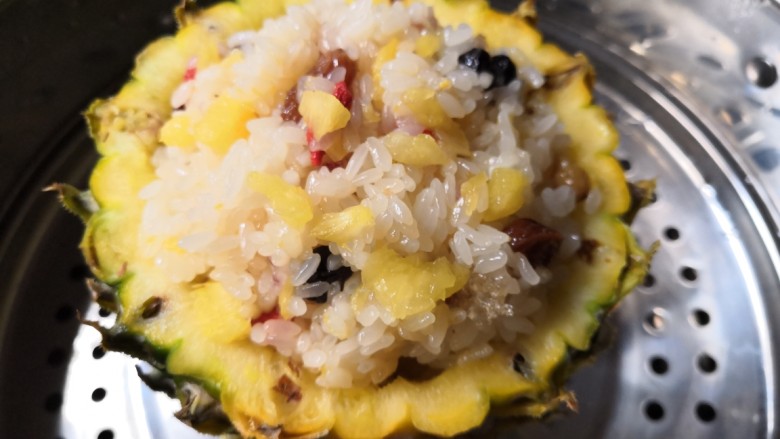 菠萝糯米饭,搅拌均匀后，装入菠萝碗中。