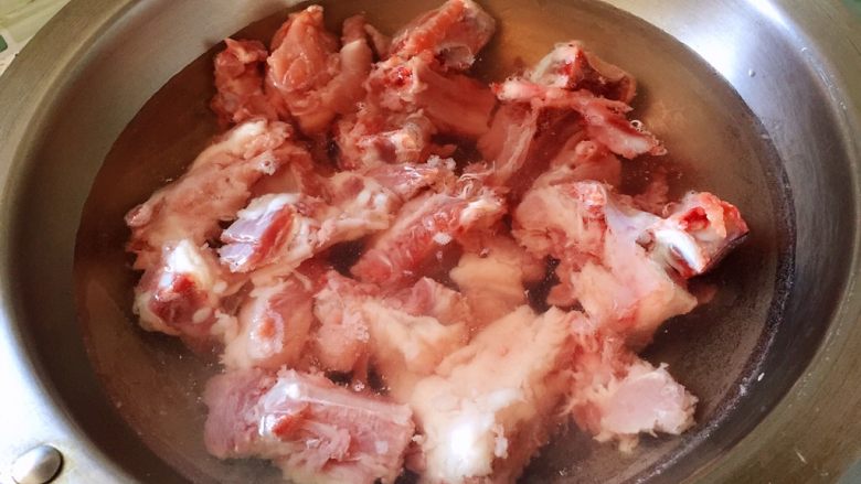 #猪年#腐乳汁烧排骨,排骨剁小块，洗净，凉水下锅，焯水去血沫