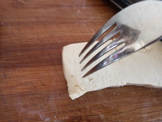 家常烤豆腐,用叉子扎眼便于入味