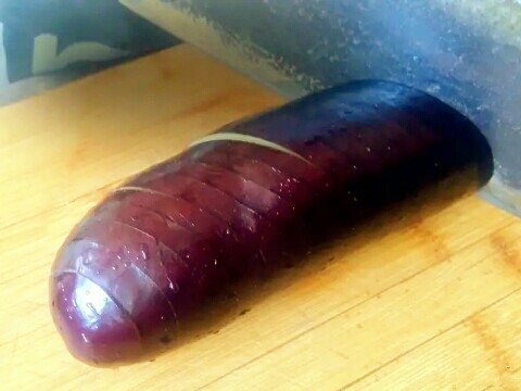 肉末盘龙茄,菜刀与茄子呈45度，每片间隔0.8厘米，不要切断，控制不好的可以垫根筷子。
