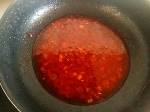 肉末盘龙茄,加入适量清水，大火煮开至汤汁粘稠，放入蒜苔，加入水淀粉勾芡即可。