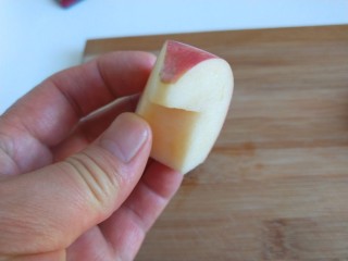 苹果🍎拼盘  孔雀开屏,嘴部切尖一点，用牙签扎出两个孔，把黑豆塞进去做眼睛。