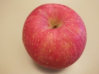 苹果🍎拼盘  孔雀开屏,红苹果洗干净切成四块。