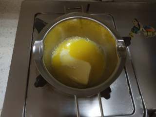 柠檬玛德琳,黄油放入小锅中融化成液态，放凉至室温