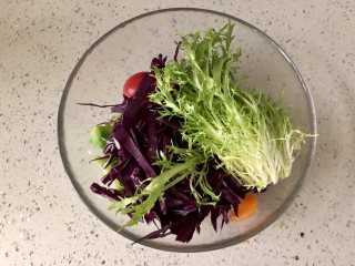 缤纷香醋蔬菜沙拉,加入其余蔬菜。