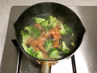 缤纷香醋蔬菜沙拉,把西兰花和胡萝卜下沸水焯熟。