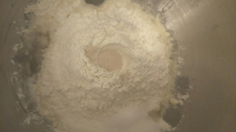 香葱蒜香培根软欧包,面粉中间挖个洞放入酵母3.5g再盖起来不要碰到糖盐