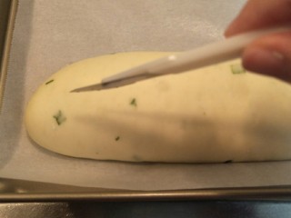 香葱蒜香培根软欧包,那一个锋利的刀片割开。