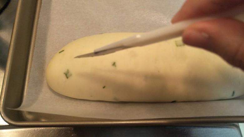 香葱蒜香培根软欧包,那一个锋利的刀片割开。