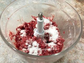 自制牛肉丸,加入配方中的盐，继续绞打一样大概30秒