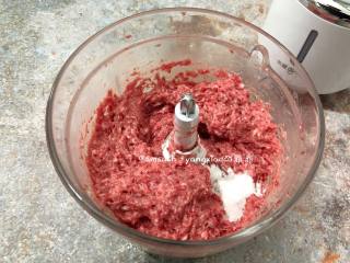 自制牛肉丸,加入木薯粉水，木薯粉水分三次继续绞打
