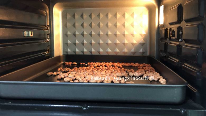 粉色蓝莓牛轧糖,把花生米倒在烤盘中铺平，这样烤的时候受热才能更均匀，送进烤盘中层上下火150度15分钟左右即可