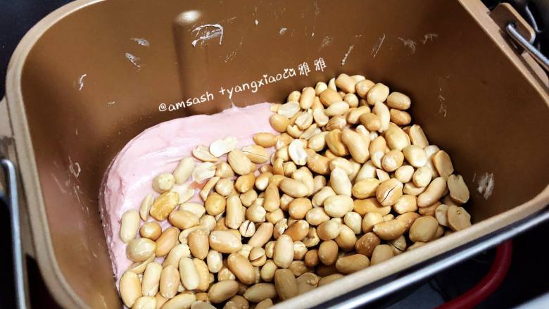 粉色蓝莓牛轧糖,这时候就可加入花生，然后用刮皮按压几下，趁着棉花糖还有温度，花生和糖才能更好的混合在一起