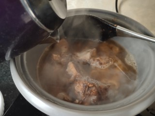 #猪年#酱烧山药排骨煲,炒匀之后另起砂锅放入排骨和热水