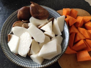 #猪年#酱烧山药排骨煲,准备好:香菇，山药，胡萝卜