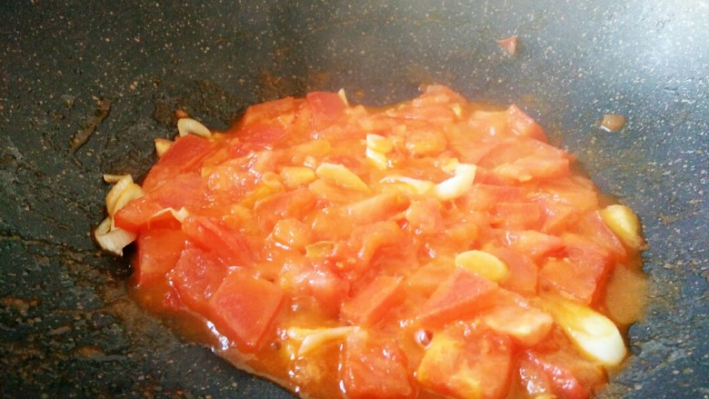 #猪年#番茄浓汤炸肉,炒出粘稠红润状态如图