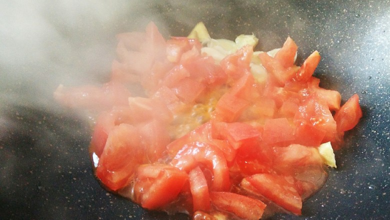#猪年#番茄浓汤炸肉,锅里油烧热放葱姜炒香后，加番茄炒