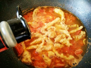 #猪年#番茄浓汤炸肉,放入炸肉，加盐，和白胡椒粉