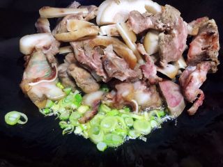 #猪年#回锅猪头肉,油锅烧热，放入肉块和葱碎翻炒片刻