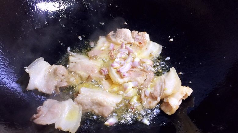 #猪年#五花肉炒酸菜,翻炒1-2分钟，是肥肉中的油脂炒出来一些，放入毛葱翻炒