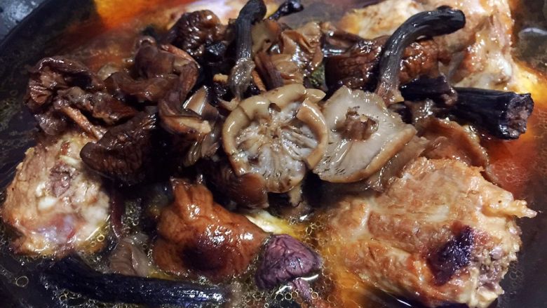 #猪年#排骨粉条炖蘑菇,放入泡发的蘑菇