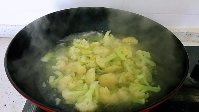 茄汁花菜,锅中水烧开，放入花菜焯水2分钟左右，捞出沥干备用。