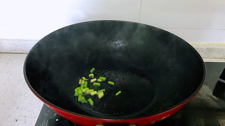 茄汁花菜,热锅中放油，葱根部放入，炒出香味。