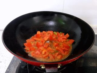 茄汁花菜,放入番茄丁，中小火炒至番茄软烂出汁。如果番茄不是特别理想，此步骤可加入适量番茄酱一起炒。