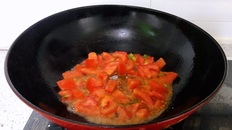茄汁花菜,放入番茄丁，中小火炒至番茄软烂出汁。如果番茄不是特别理想，此步骤可加入适量番茄酱一起炒。
